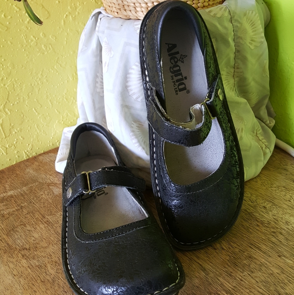 Algeria Mary Janes size 35 EUC